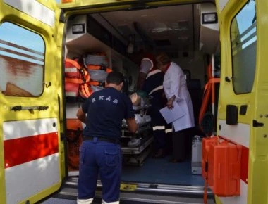Νεκρή η ηλικιωμένη που εγκλωβίστηκε μετά το τροχαίο στη χαράδρα